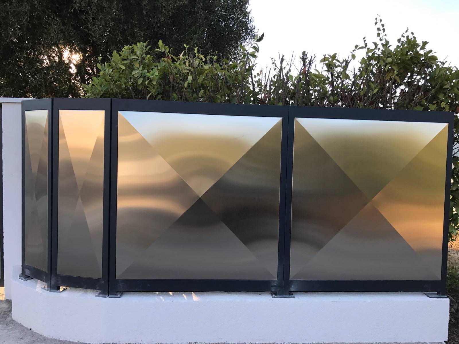 Cloison design en tôle inox formée pour délimiter un terrain à Nice
