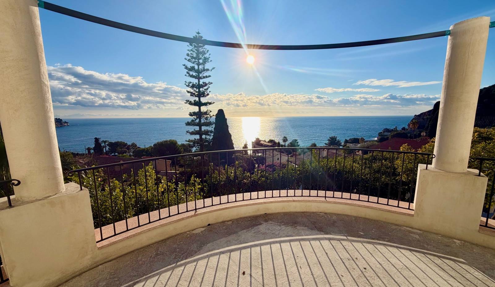 Fabrication et pose de garde-corps cintrés en acier thermolaqués à Villefranche sur Mer dans les Alpes Maritiles
