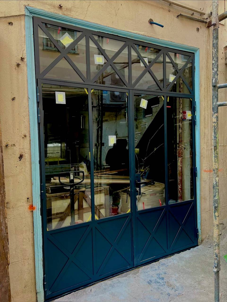Porte vitrée en acier thermolaqué pour un immeuble en rénovation à Nice dans les Alpes Maritimes