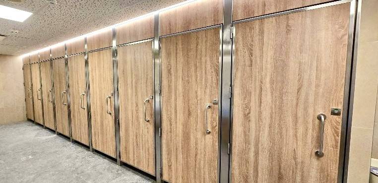 Fabrication et pose de portes en bois avec cadres inox marine à Nice dans les Alpes Maritimes