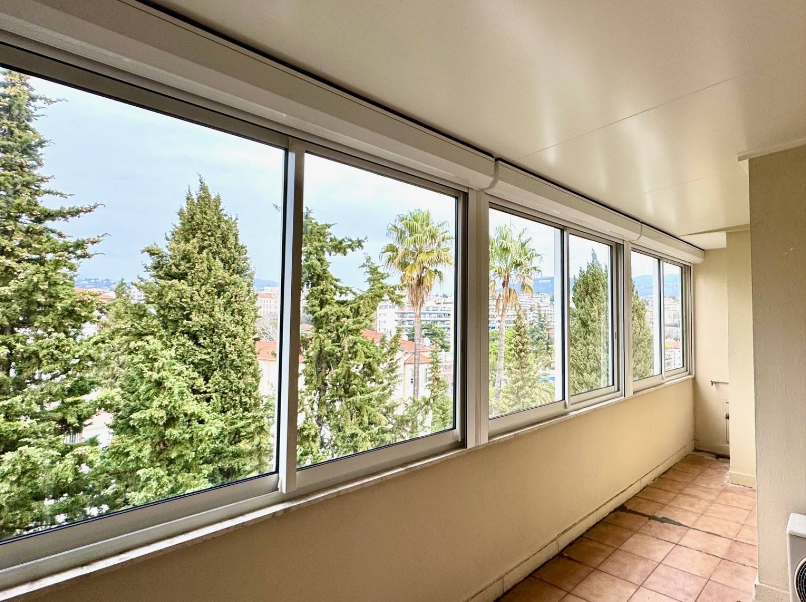 Création d'escalier contemporain pour boutique et commerce Cannes 06150 Alpes-Maritimes