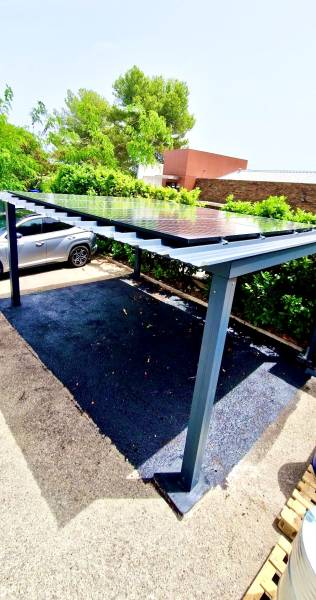 Carport en aluminium pour panneaux photovoltaïques à Mouans Sartoux dans les alpes maritimes 