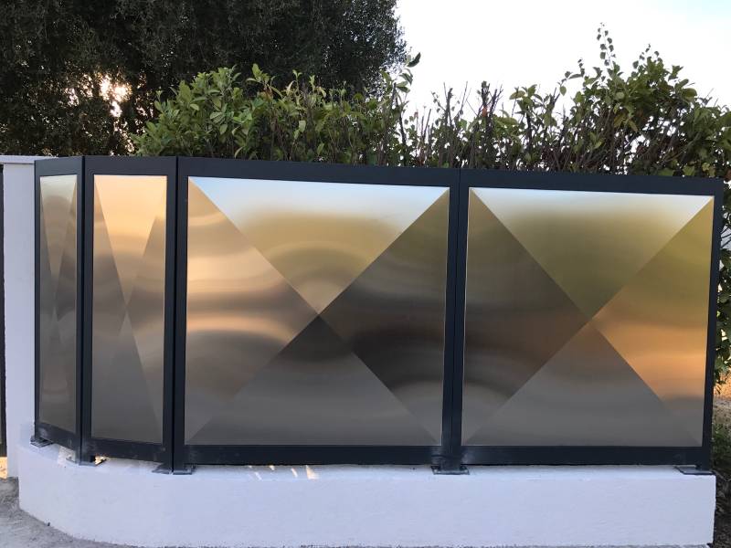 Cloison design en tôle inox formée pour délimiter un terrain à Nice