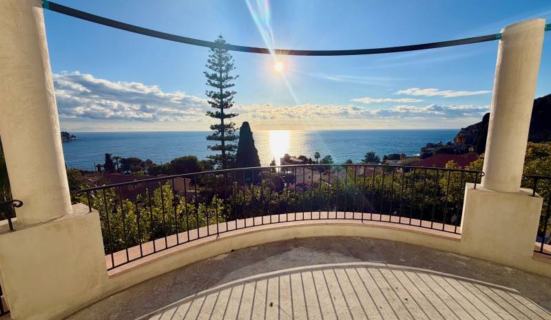 Fabrication et pose de garde-corps cintrés en acier thermolaqués à Villefranche sur Mer dans les Alpes Maritiles