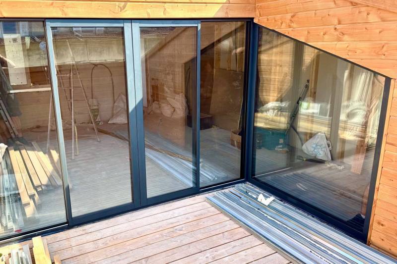 Châssis en aluminium à rupture de pont thermique fabriqué sur mesure et posé à Nice dans les Alpes Maritimes