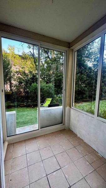 Fenêtres en aluminium pour fermer une terrasse à Nice dans les Alpes Maritimes