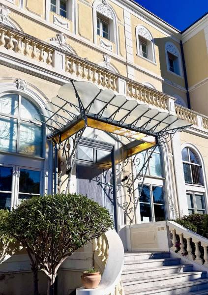 Pose de vitrages spécifiques pour une marquise prés de Nice dans les Alpes Maritimes