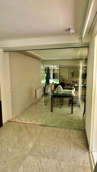 Porte coulissante vitrée sur rails à Mougins dans les Alpes Maritimes