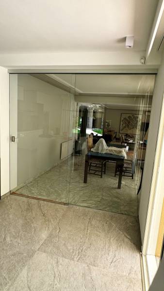 Porte coulissante vitrée sur rails à Mougins dans les Alpes Maritimes