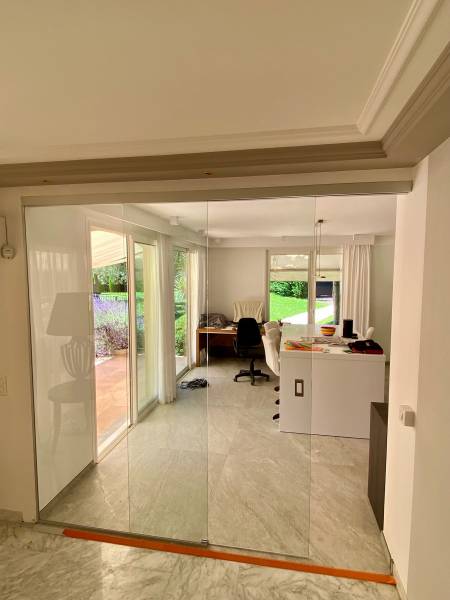 Porte coulissante vitrée sur rails à Mougins dans les Alpes Maritimes