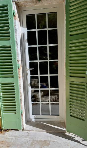 Porte fenêtre en aluminium avec croisillons incorporés dans le double vitrage à Vence dans les Alpes Maritimes
