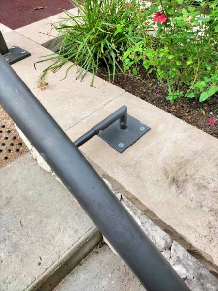 Patte de fixation pour main-courante