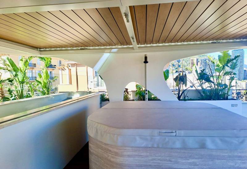 Pergola bioclimatique en aluminium avec lames imitation bois à Monaco proche des Alpes Maritimes