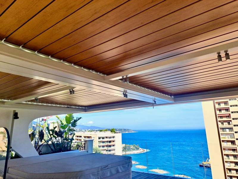 Pergola bioclimatique en aluminium avec lames imitation bois à Monaco proche des Alpes Maritimes