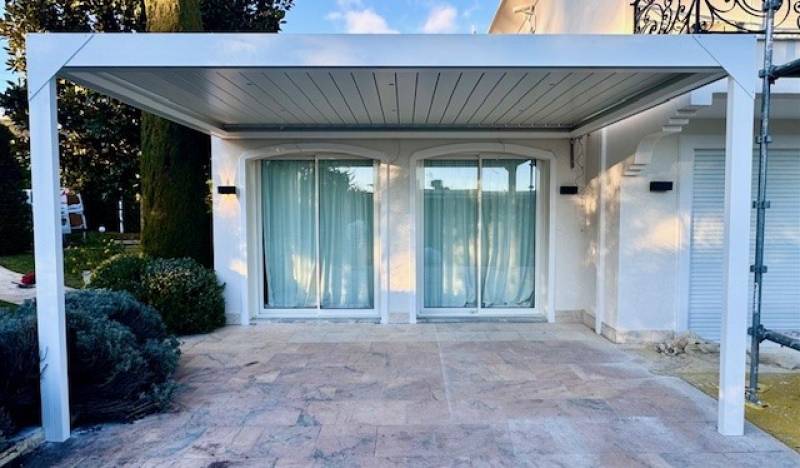 Pergola bioclimatique adossée en aluminium à Nice dans les Alpes Maritimes