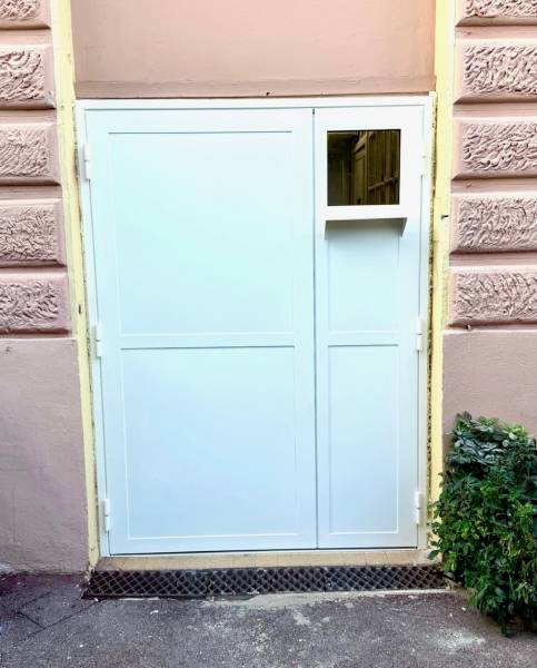 Fabrication et pose d'une porte sur mesure en acier thermolaquée à St Jean Cap Ferrat dans les Alpes Maritimes