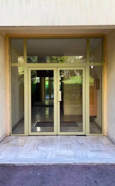 Porte d'entrée d'immeuble en aluminium à Nice dans les Alpes Maritimes