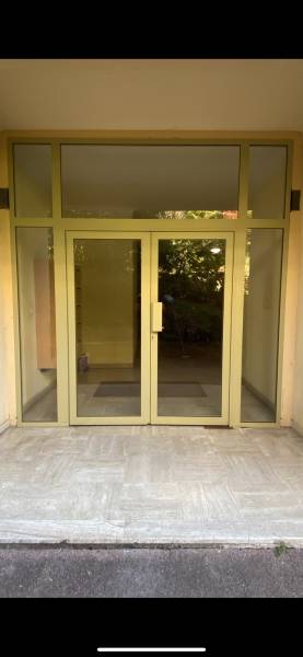 Porte d'entrée d'immeuble en aluminium à Nice dans les Alpes Maritimes