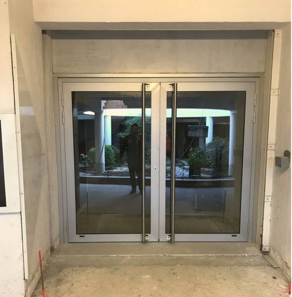Porte d'entrée d'immeuble en aluminium fabriquées et posées par des artisans menuisiers à Nice dans les Alpes Maritimes