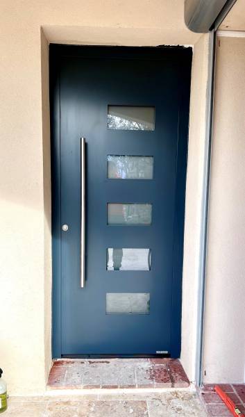 Porte d'entrée sur mesure en aluminium avec vitrages sur St Laurent du Var dans les Alpes Mritimes