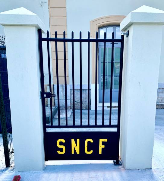 Portail et portillon sur mesure en gare de Carnoules dans le Var
