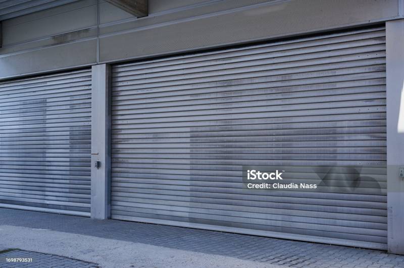 Pose d'un rideau métallique sur mesures motorisé à Carros dans les Alpes Maritimes