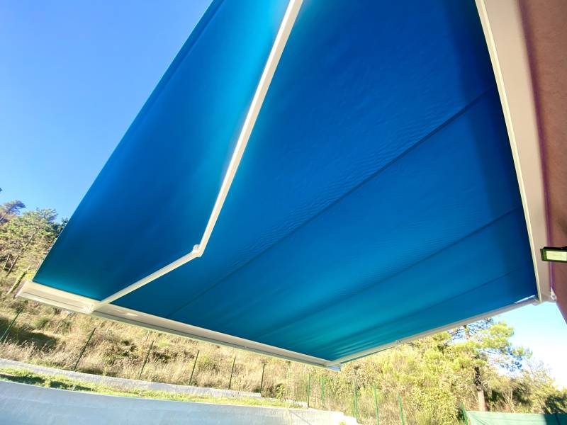 Pose de store banne à Levens dans les Alpes Maritimes