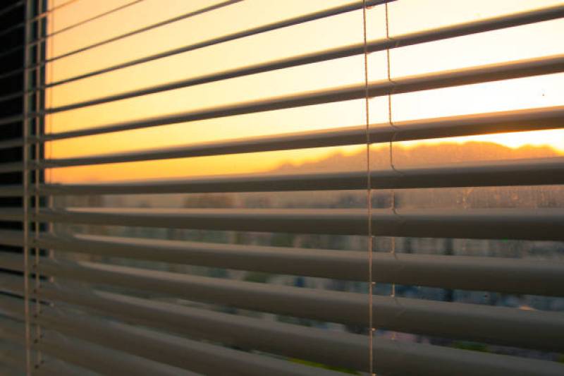 Store vénitiens en aluminium à Saint Laurent du Var dans les Alpes Maritimes