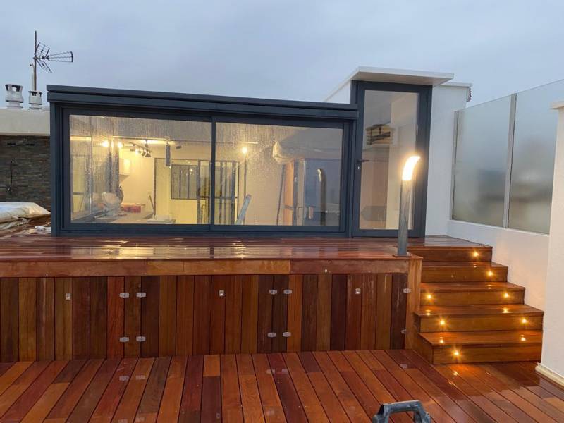 Faire poser une véranda verrière adossée en aluminium sur mesure à Antibes dans les Alpes Maritimes