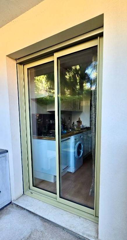 Fenêtres isolantes couleur champagne en aluminium à Cannes dans les Alpes Maritimes