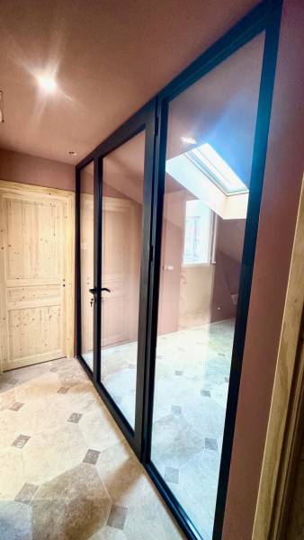 Cloisons de séparation intérieure vitrées en aluminium à Nice dans les Alpes Maritimes