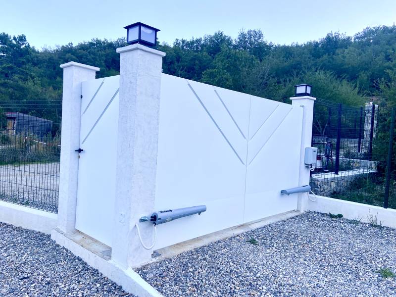 Portail battant automatique en acier galvanisé sur mesures et personnalisé près de Levens