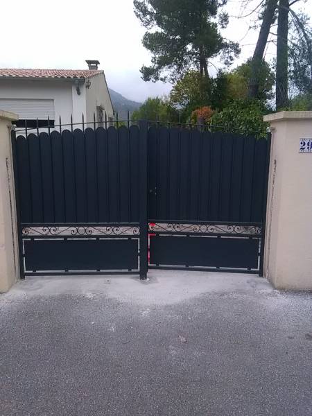 Portail électrique sur mesure à Nice À la recherche d'un portail électrique à radio commande pour sécuriser votre propriété ? Optez pour notre gamme de portails sur mesure fabriqués en acier galvanisé et tubes acier, conçus selon vos besoins spécifiques. 