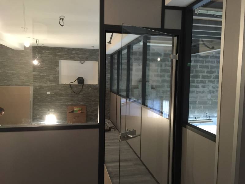 Porte vitrée Clarit pour un bureau à Cannes dans les Alpes Maritimes