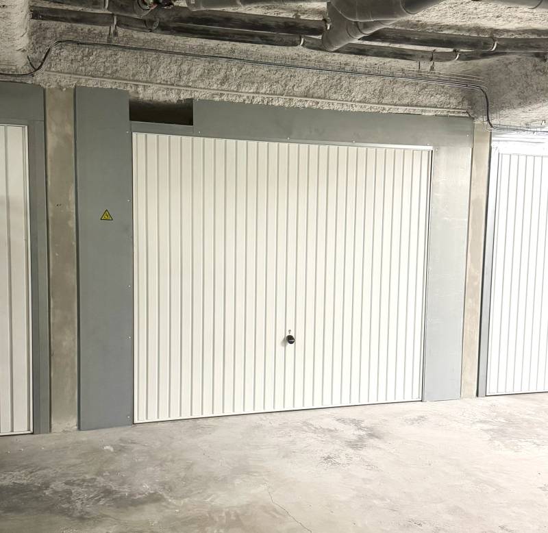 Fourniture et pose d’une porte de garage basculante motorisée pour la fermeture d'un parking aux alentours de Carros dans les Alpes Maritimes